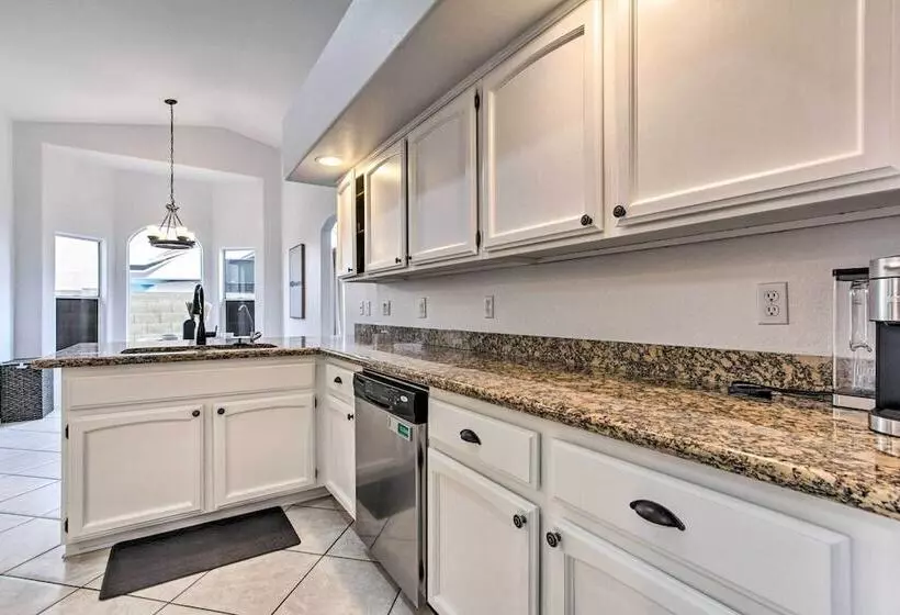 Beautiful Chandler Escape W/ Putting Green & Pool!