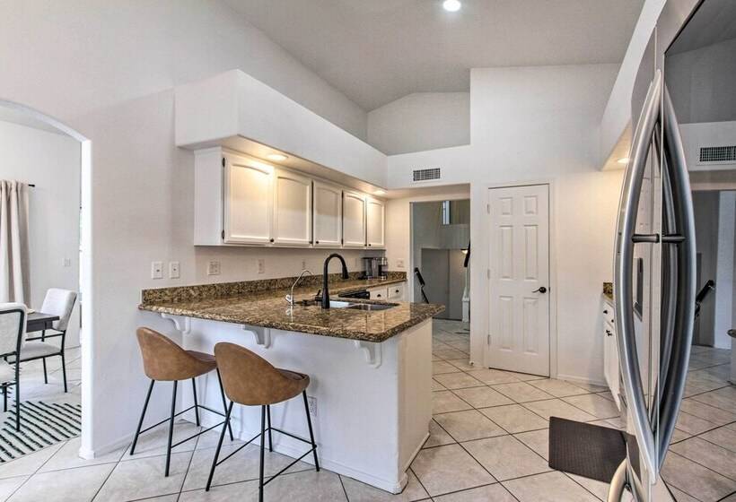 Beautiful Chandler Escape W/ Putting Green & Pool!