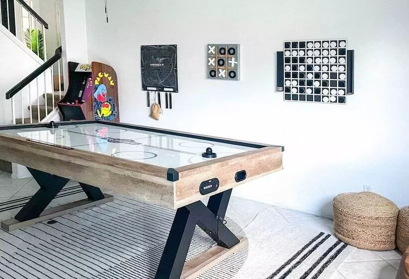 Beautiful Chandler Escape W/ Putting Green & Pool!