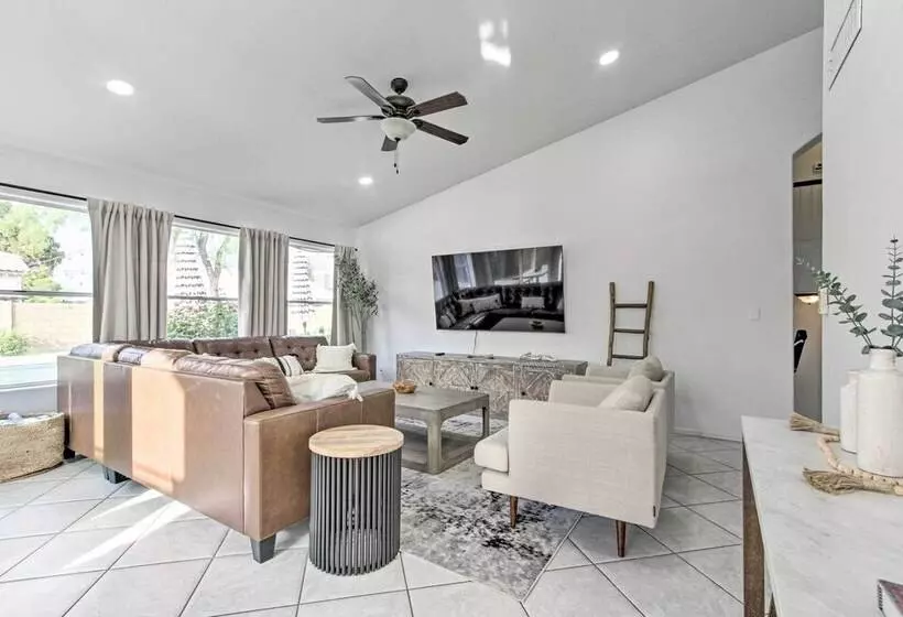 Beautiful Chandler Escape W/ Putting Green & Pool!