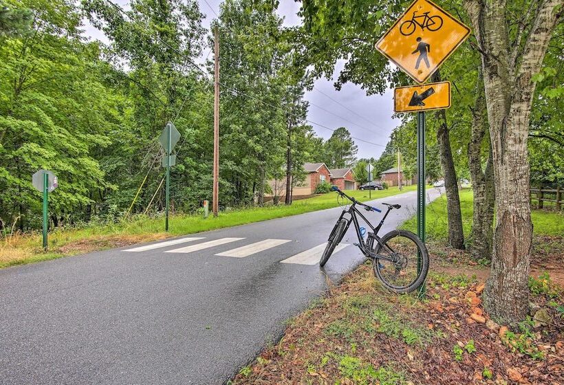 Bella Vista Home: Steps To Mountain Biking Trails!