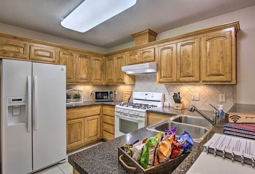 Bella Vista Home: Steps To Mountain Biking Trails!