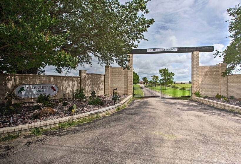 Big Barrels Ranch On 50 Acres: Countryside Views