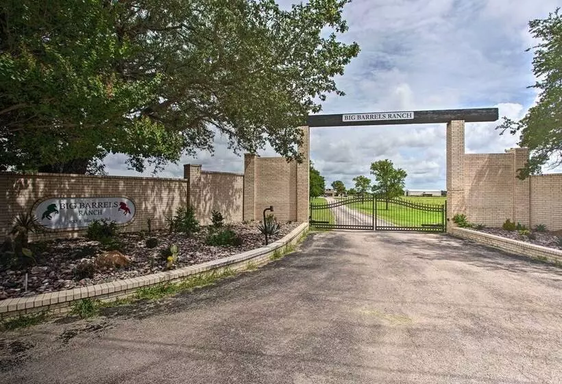 Big Barrels Ranch  On 50 Acres: Countryside Views