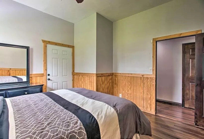 Big Barrels Ranch  On 50 Acres: Countryside Views