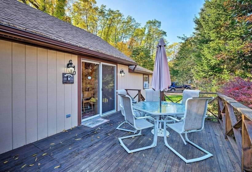 Bolton Landing Cottage W/ Deck, Walk To Beach!