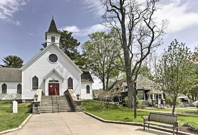 Bolton Landing Cottage W/ Deck, Walk To Beach!