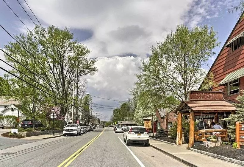 Bolton Landing Cottage W/ Deck, Walk To Beach!