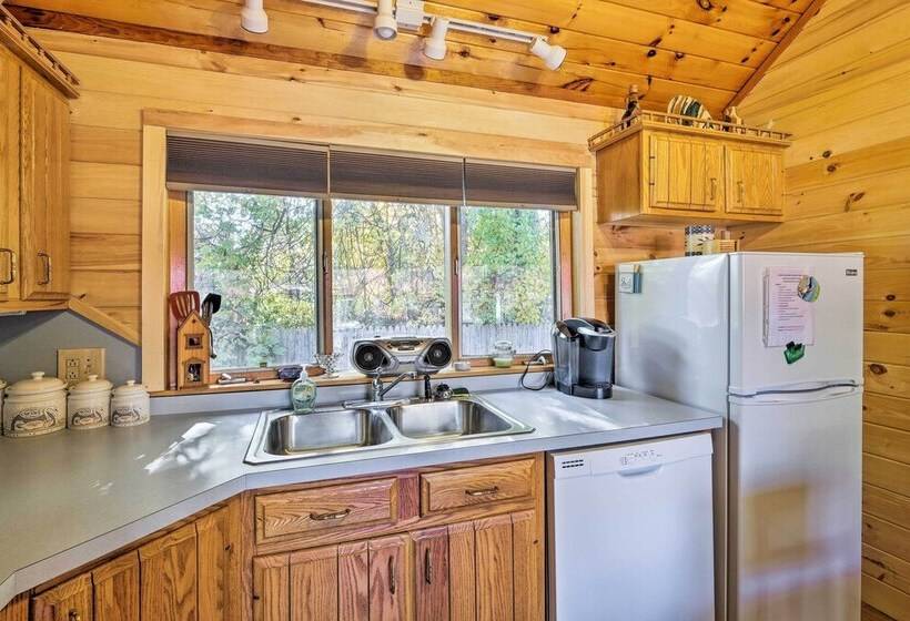 Bolton Landing Cottage W/ Deck, Walk To Beach!