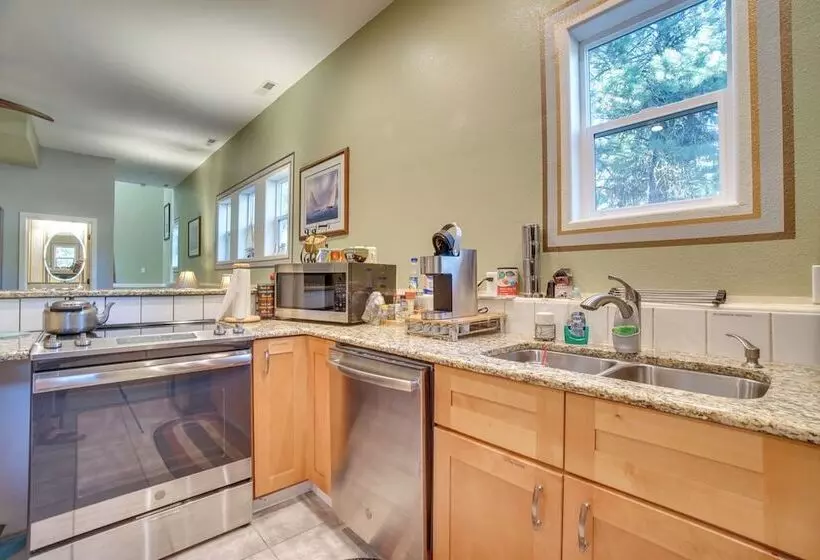 Cascade Cabin Hideaway W/ Views, 1/2 Mi To Lake