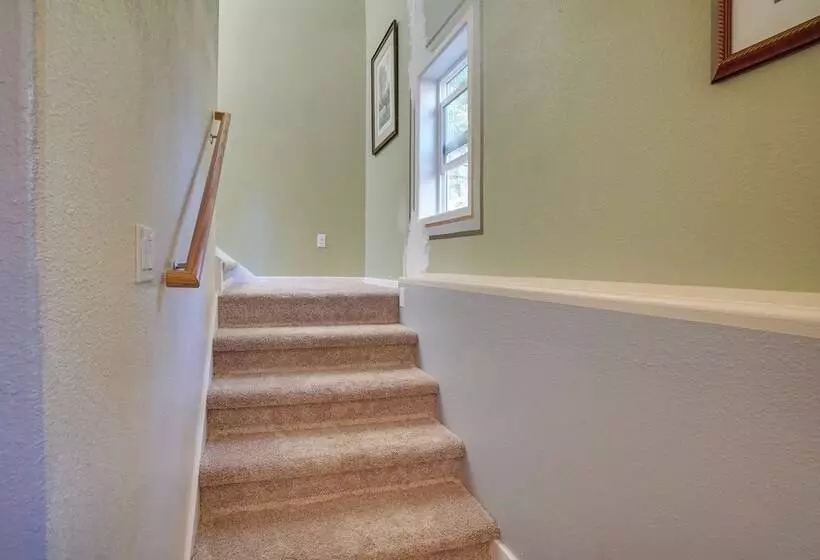 Cascade Cabin Hideaway W/ Views, 1/2 Mi To Lake