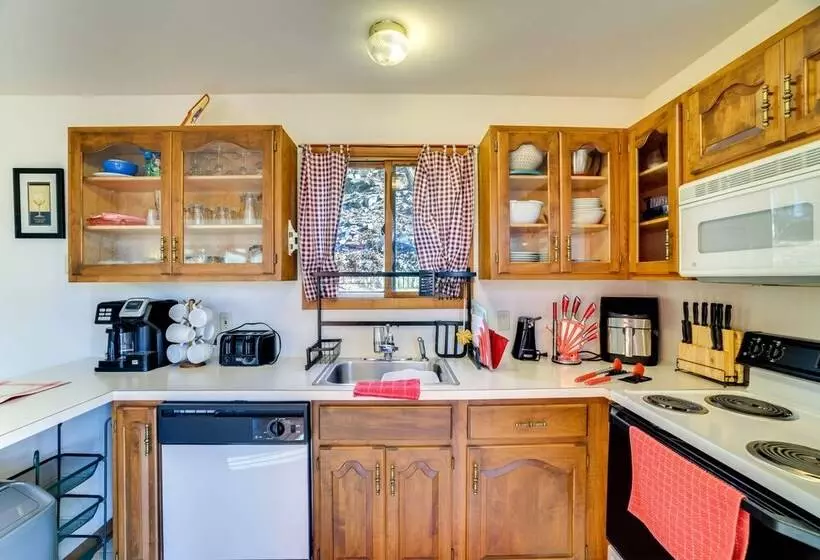 Charming Poconos Abode W/ Gas Grill + Fire Pit!