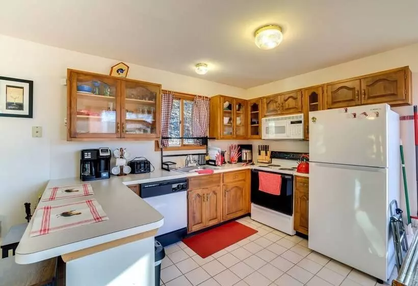 Charming Poconos Abode W/ Gas Grill + Fire Pit!