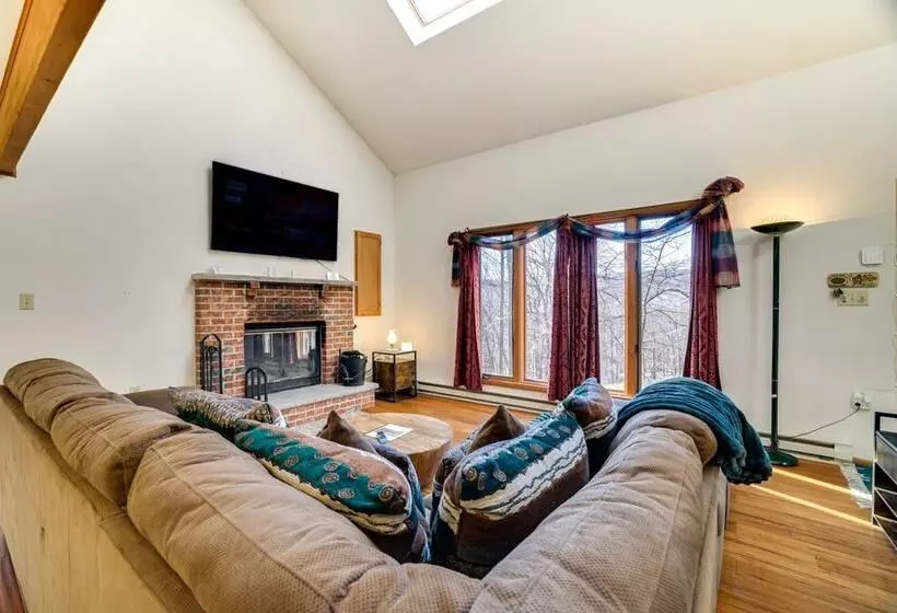 Charming Poconos Abode W/ Gas Grill + Fire Pit!