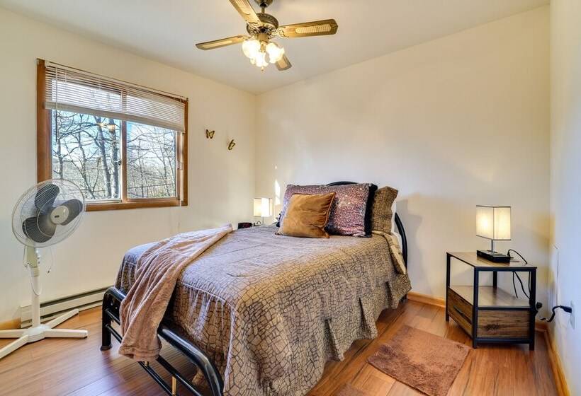 Charming Poconos Abode W/ Gas Grill + Fire Pit!