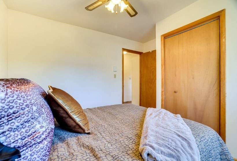 Charming Poconos Abode W/ Gas Grill + Fire Pit!