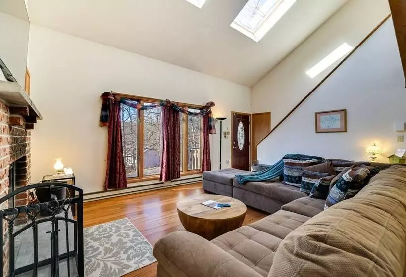 Charming Poconos Abode W/ Gas Grill + Fire Pit!