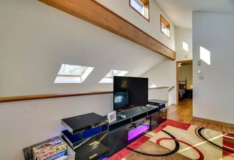 Charming Poconos Abode W/ Gas Grill + Fire Pit!