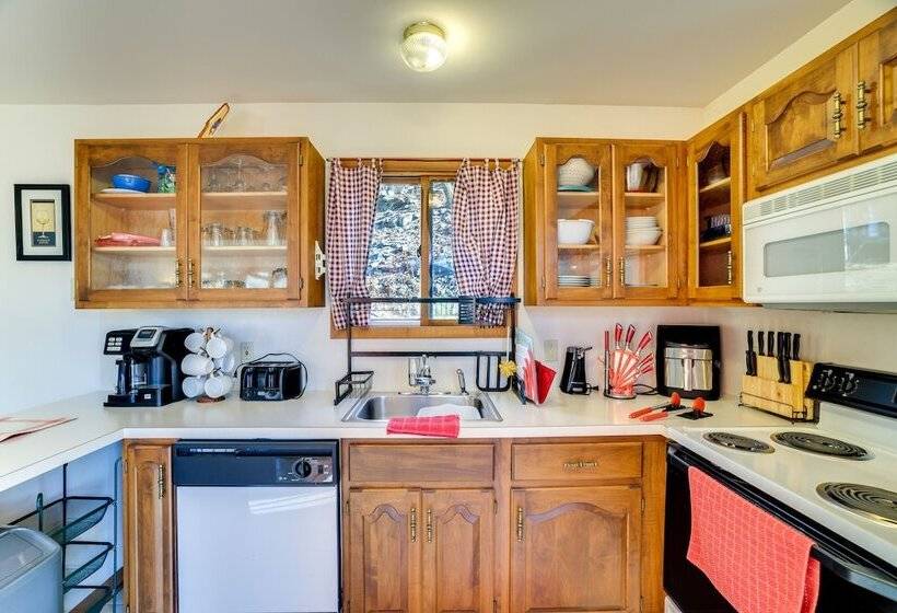 Charming Poconos Abode W/ Gas Grill + Fire Pit!