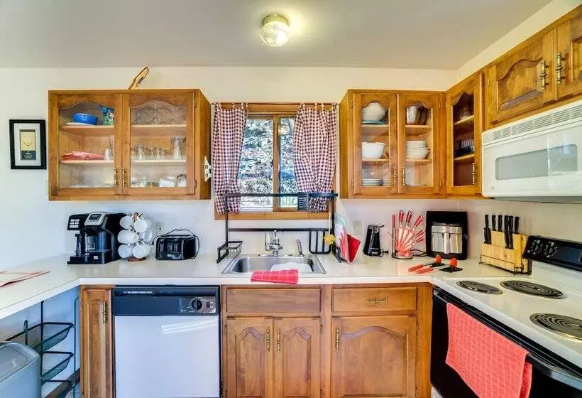 Charming Poconos Abode W/ Gas Grill + Fire Pit!