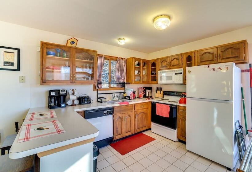 Charming Poconos Abode W/ Gas Grill + Fire Pit!