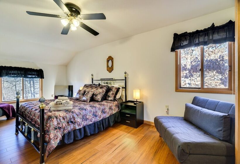 Charming Poconos Abode W/ Gas Grill + Fire Pit!