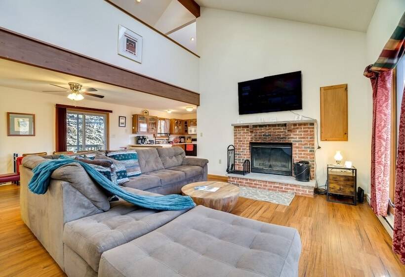 Charming Poconos Abode W/ Gas Grill + Fire Pit!