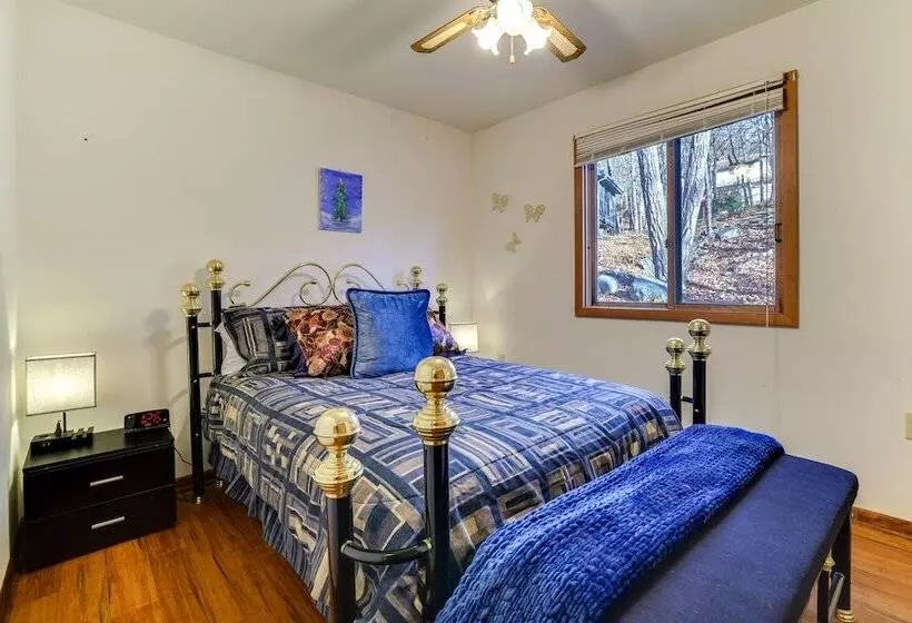 Charming Poconos Abode W/ Gas Grill + Fire Pit!