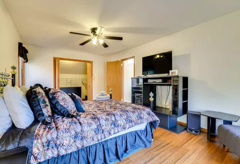 Charming Poconos Abode W/ Gas Grill + Fire Pit!