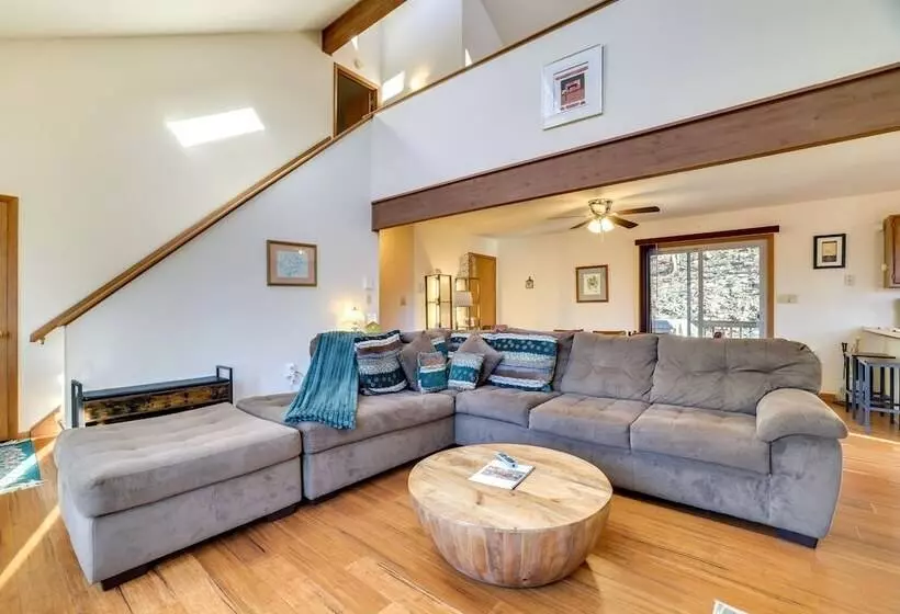 Charming Poconos Abode W/ Gas Grill + Fire Pit!