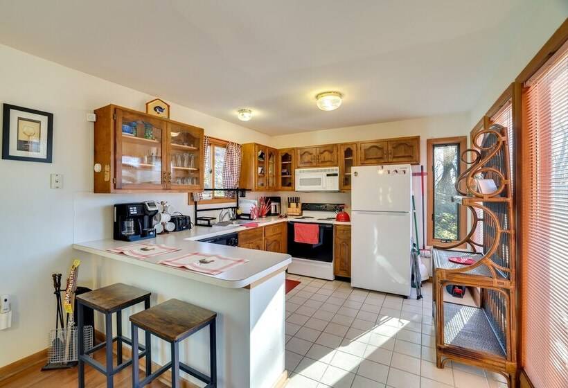 Charming Poconos Abode W/ Gas Grill + Fire Pit!