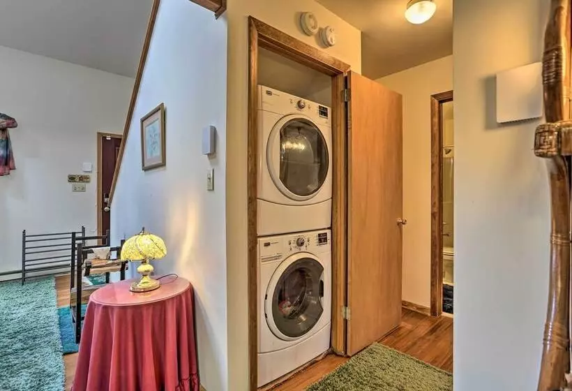 Charming Poconos Abode W/ Gas Grill + Fire Pit!