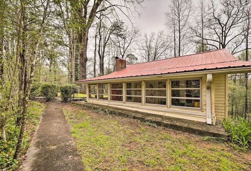 Cozy Wooded Retreat: 2 Mi To Dtwn Brevard!