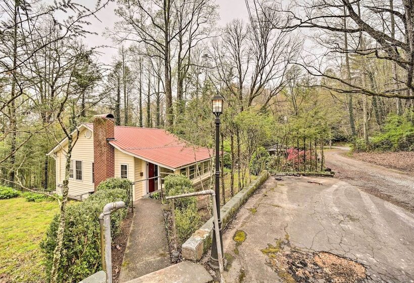 Cozy Wooded Retreat: 2 Mi To Dtwn Brevard!