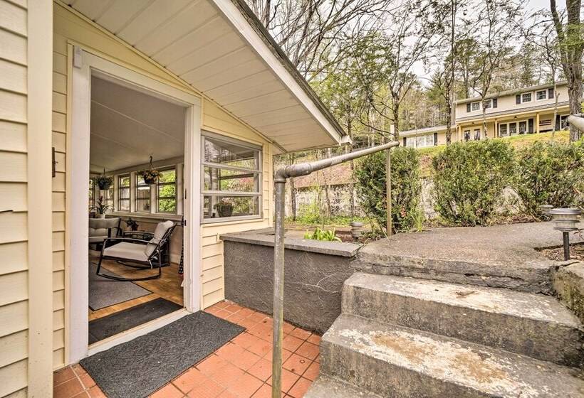 Cozy Wooded Retreat: 2 Mi To Dtwn Brevard!