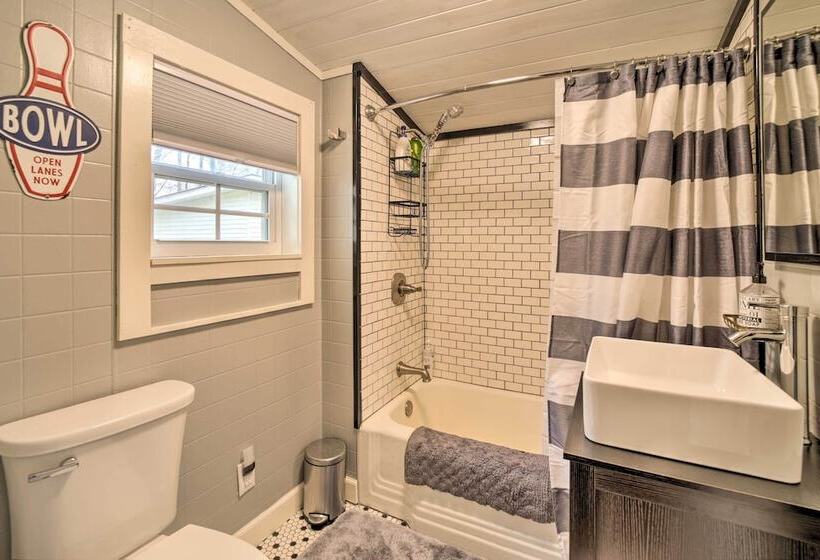 Cozy Wooded Retreat: 2 Mi To Dtwn Brevard!