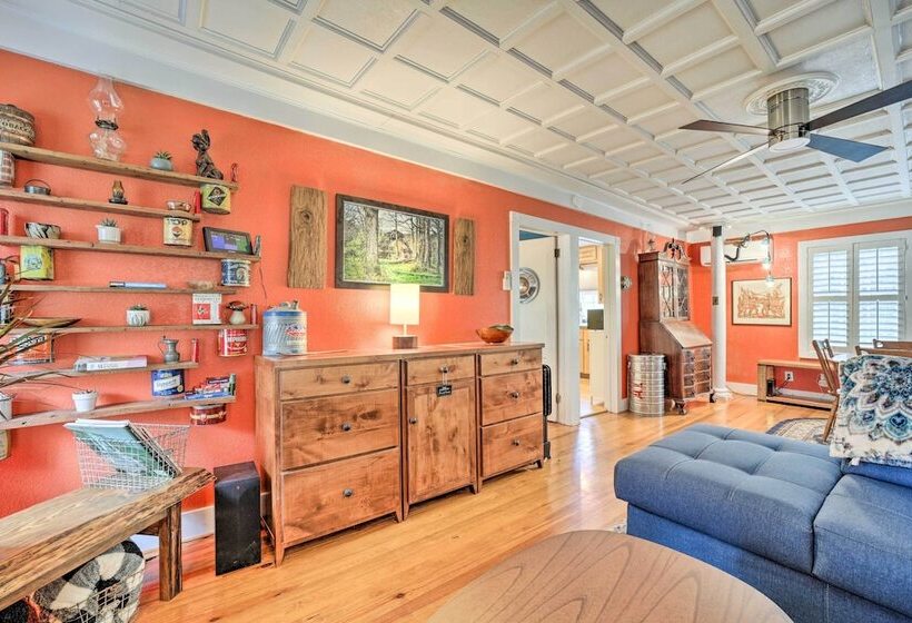 Cozy Wooded Retreat: 2 Mi To Dtwn Brevard!