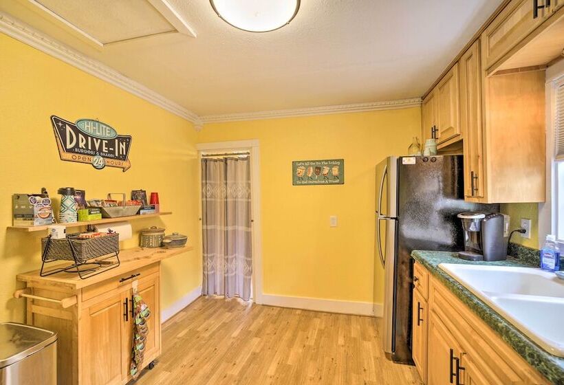 Cozy Wooded Retreat: 2 Mi To Dtwn Brevard!