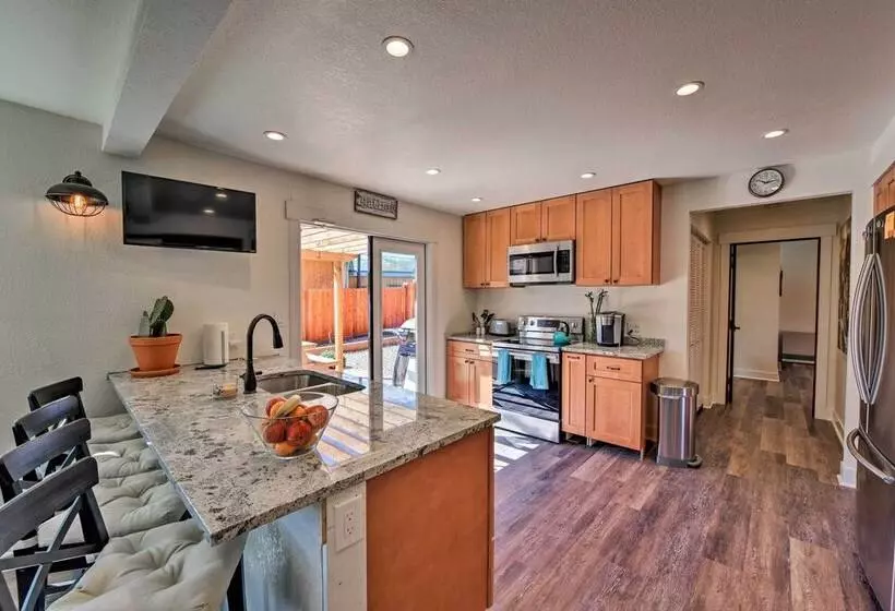 Downtown Home W/large Yard, 21 Mi To Monarch!