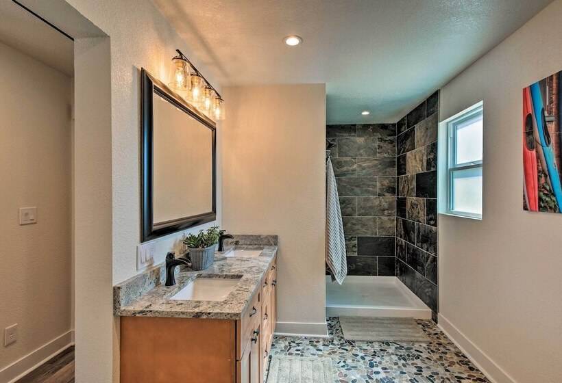 Downtown Home W/large Yard, 21 Mi To Monarch!