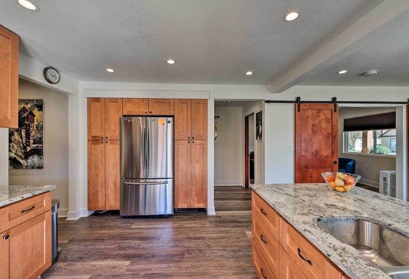 Downtown Home W/large Yard, 21 Mi To Monarch!