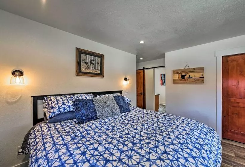 Downtown Home W/large Yard, 21 Mi To Monarch!
