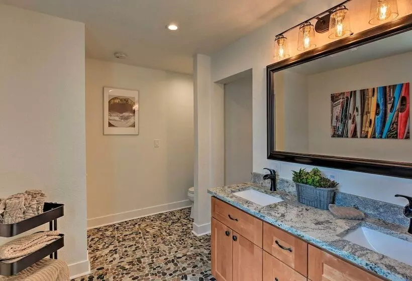 Downtown Home W/large Yard, 21 Mi To Monarch!