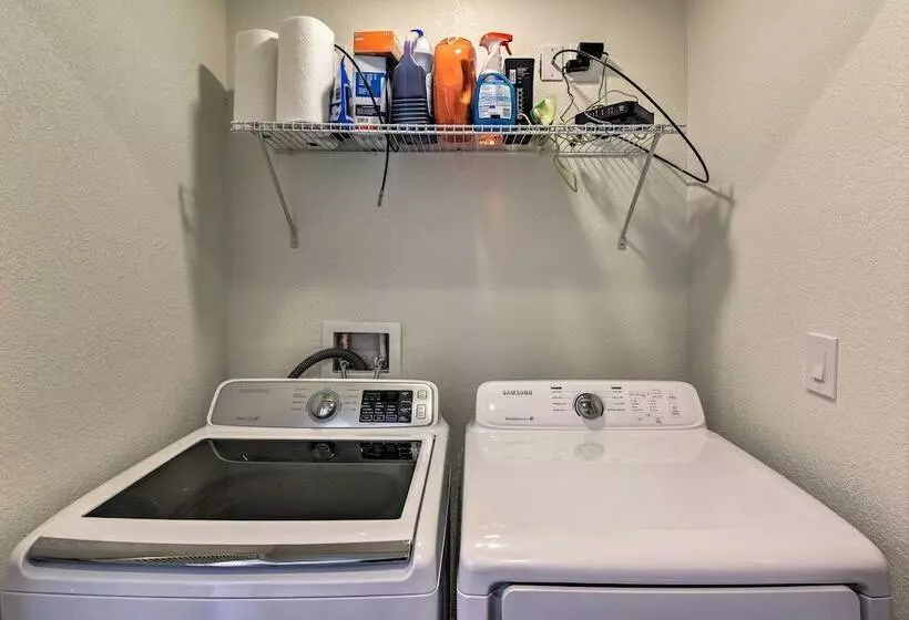 Downtown Home W/large Yard, 21 Mi To Monarch!