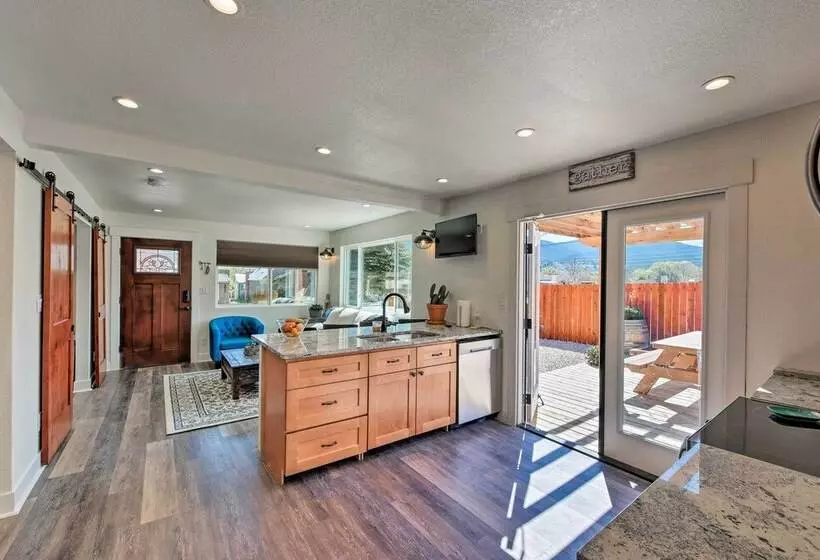 Downtown Home W/large Yard, 21 Mi To Monarch!