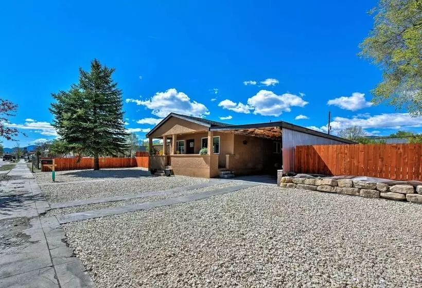 Downtown Home W/large Yard, 21 Mi To Monarch!