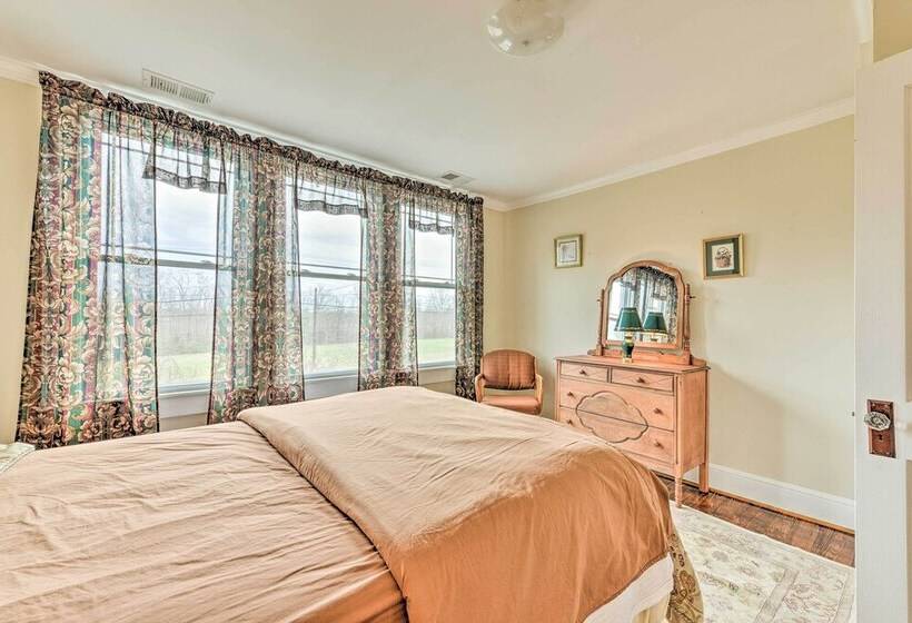 Elegant + Spacious Retreat ~ 18 Mi To Lake Norman!