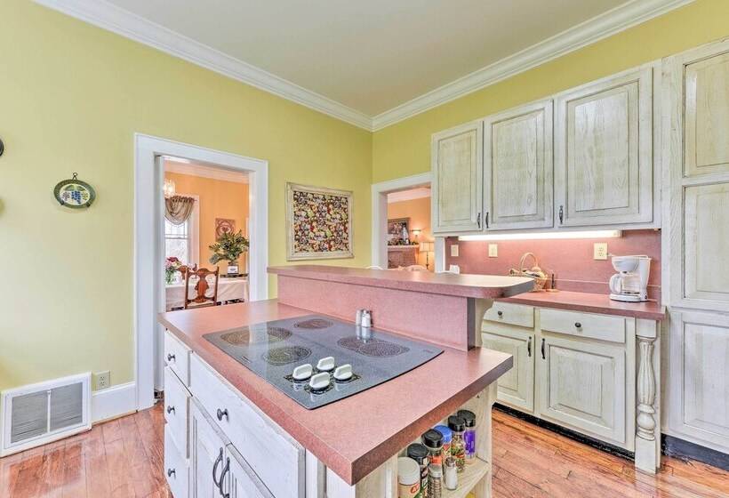 Elegant + Spacious Retreat ~ 18 Mi To Lake Norman!