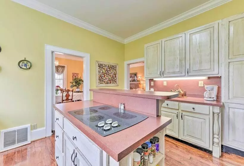 Elegant + Spacious Retreat ~ 18 Mi To Lake Norman!