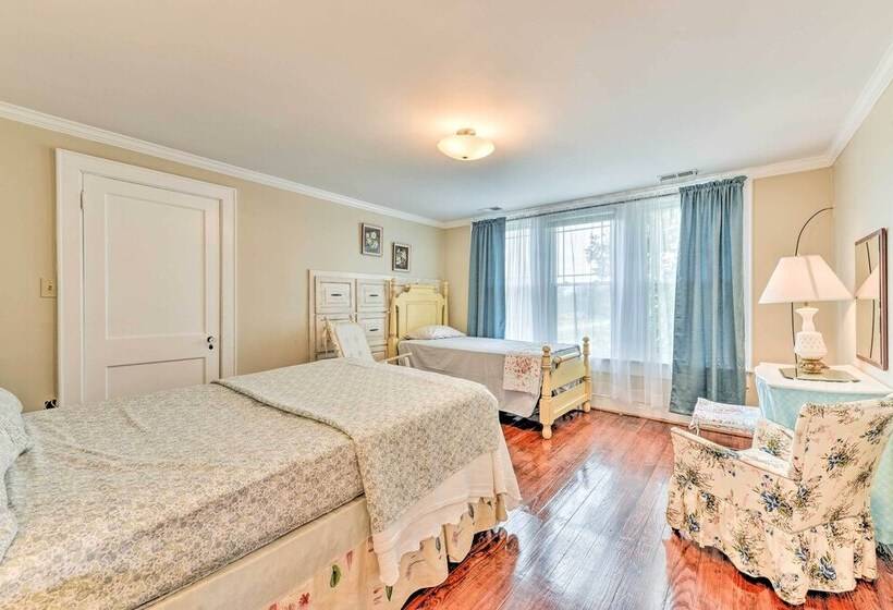 Elegant + Spacious Retreat ~ 18 Mi To Lake Norman!